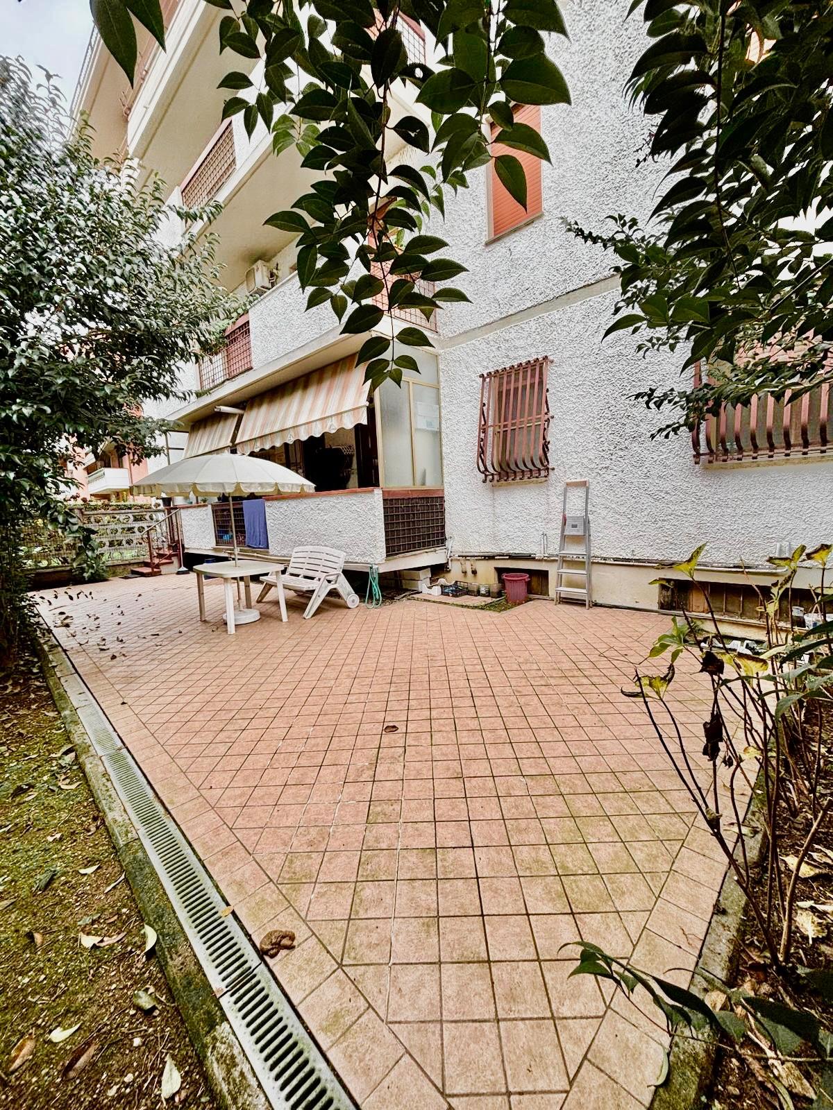 Quadrilocale con giardino, Massa zona viali