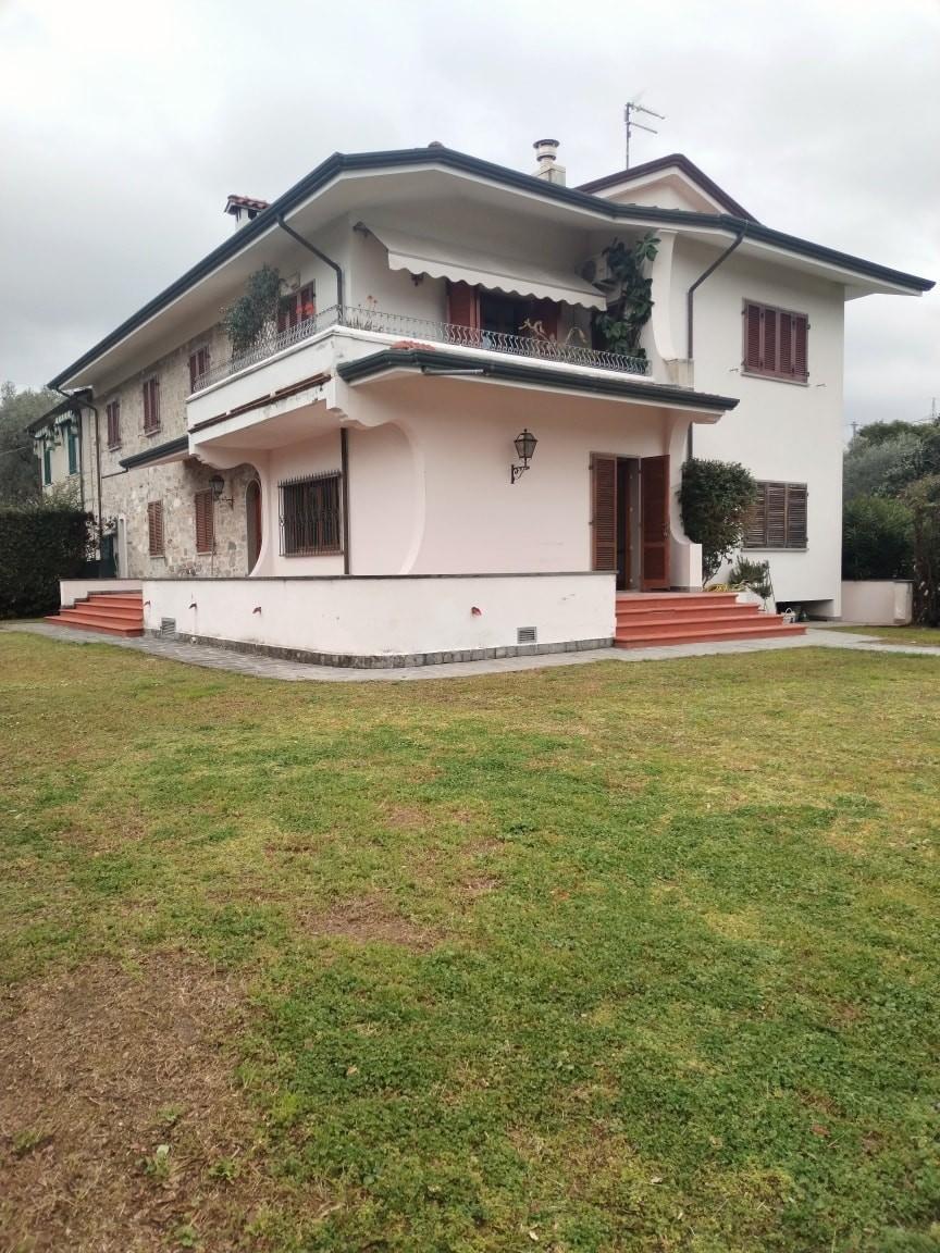 Appartamento con giardino, Massa zona viali