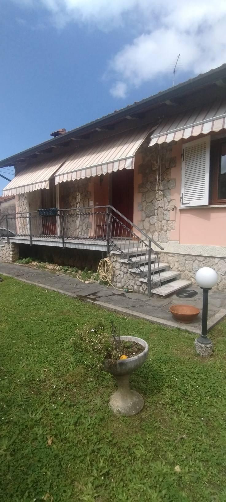 Casa indipendente con giardino a Massa