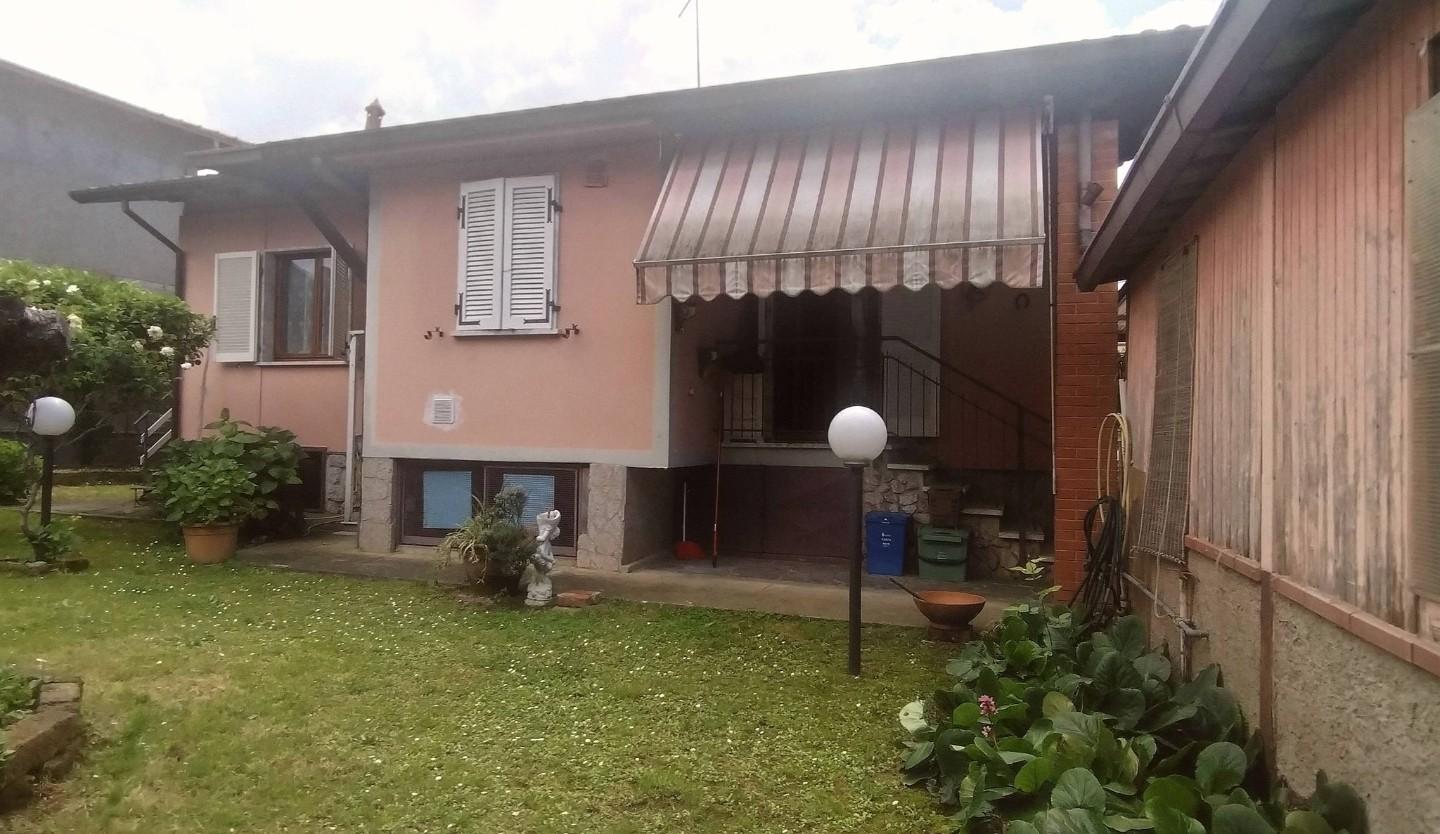 Casa indipendente con giardino a Massa