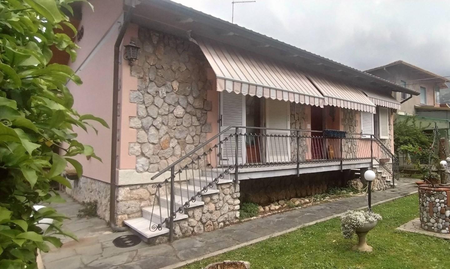Casa indipendente con giardino a Massa