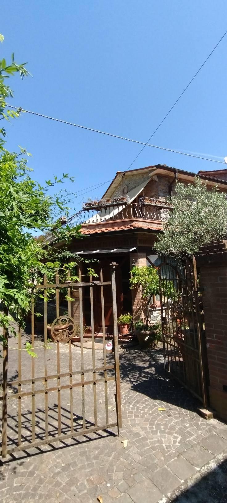Villa con giardino a Massa