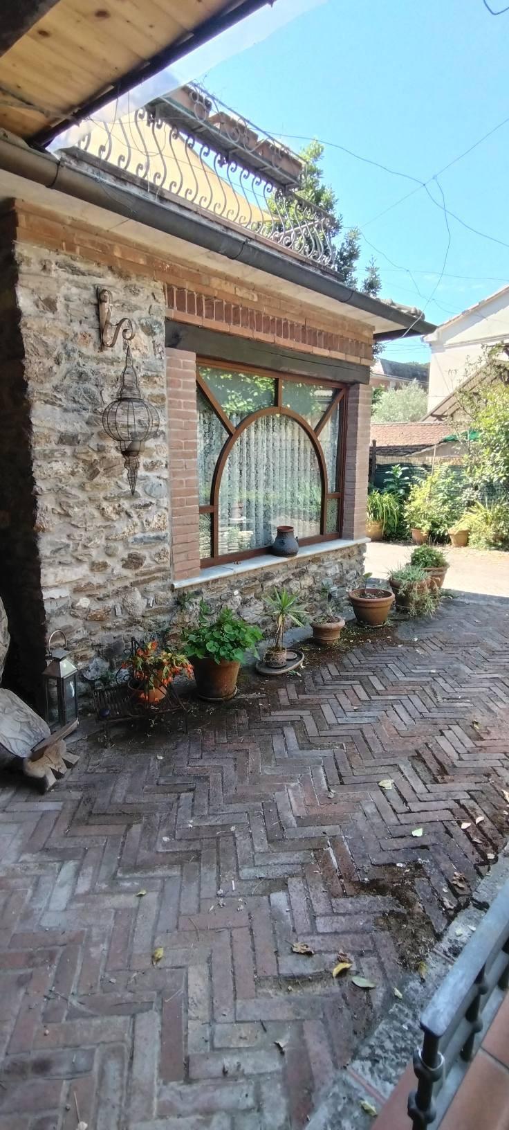 Villa con giardino a Massa
