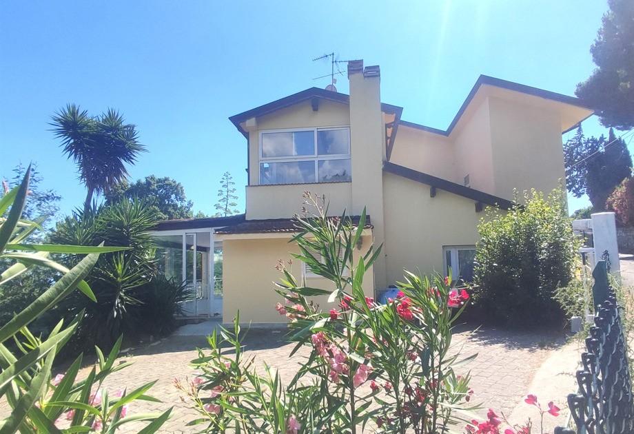 Villa con giardino, Massarosa corsanico