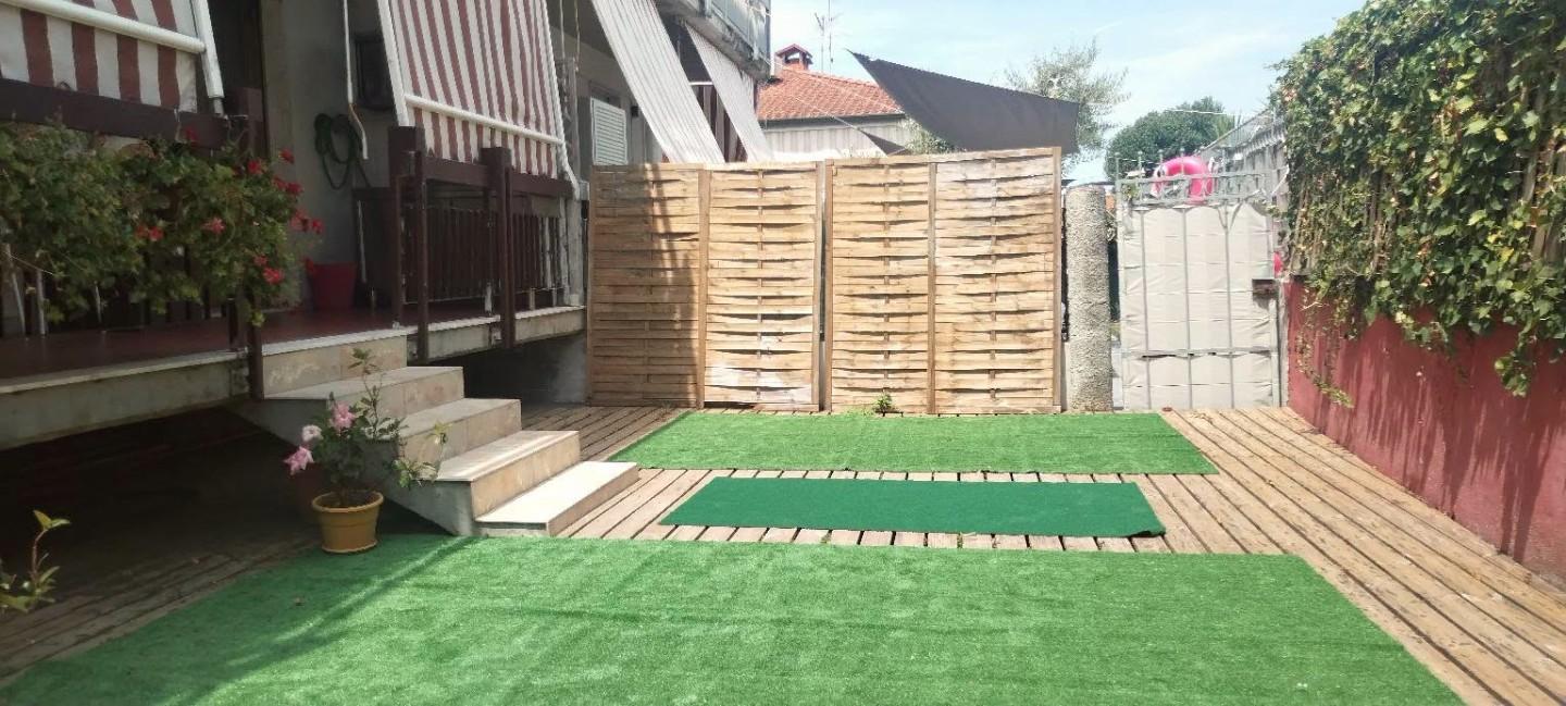 Trilocale con giardino, Massa marina di