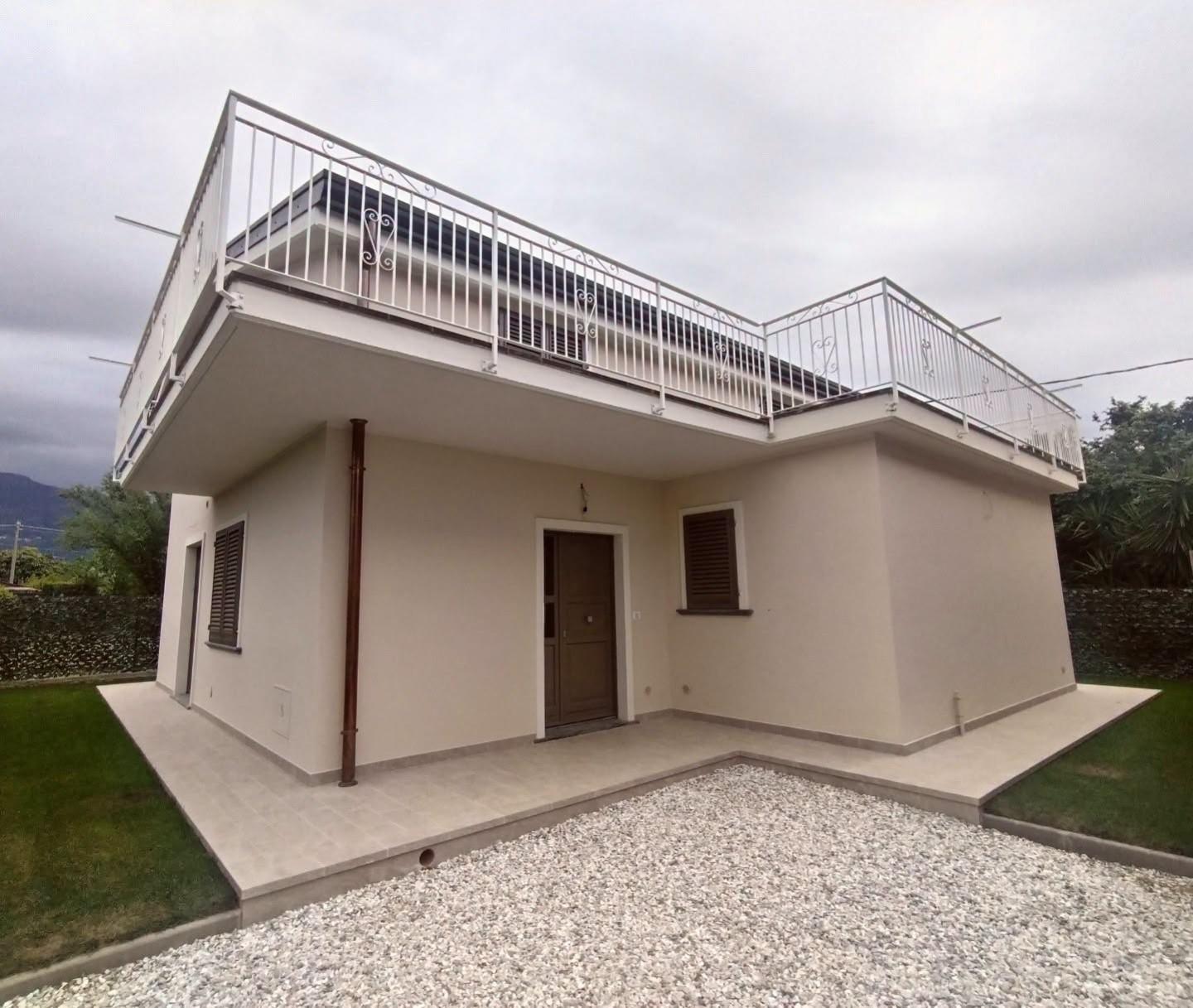 Casa indipendente con giardino, Massa zona viali