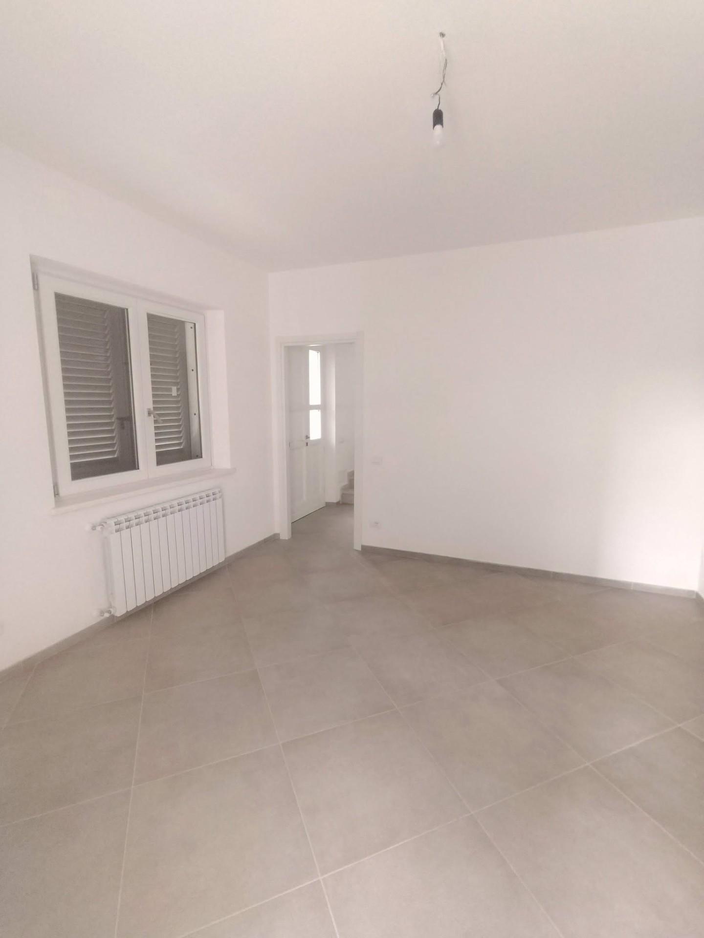 Casa indipendente con giardino, Massa zona viali
