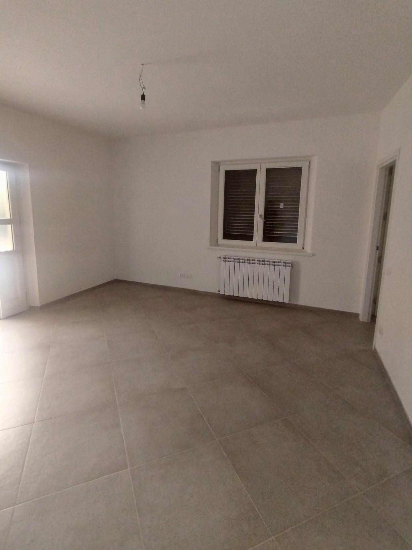 Casa indipendente con giardino, Massa zona viali