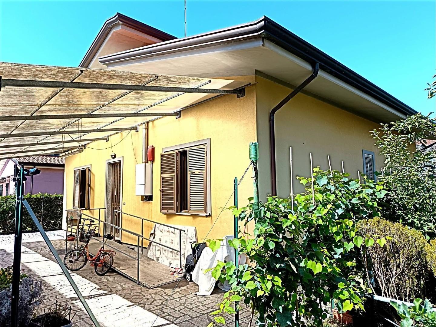 Casa indipendente con giardino, Massa marina di