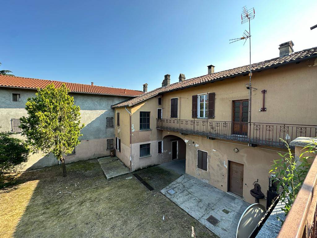 Casa di corte in vendita a Momo