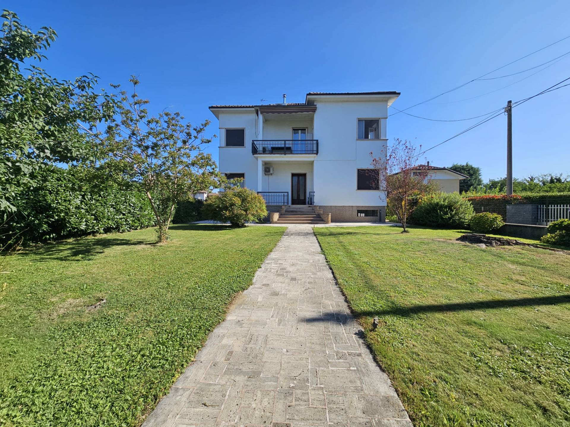 Villa bifamiliare in vendita a Oleggio