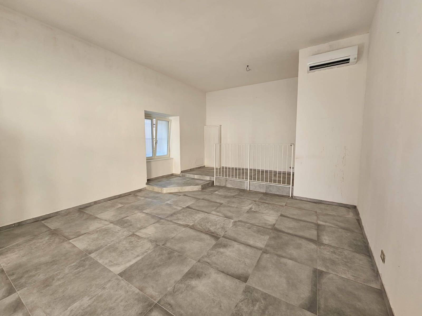 Locale commerciale in affitto a Oleggio