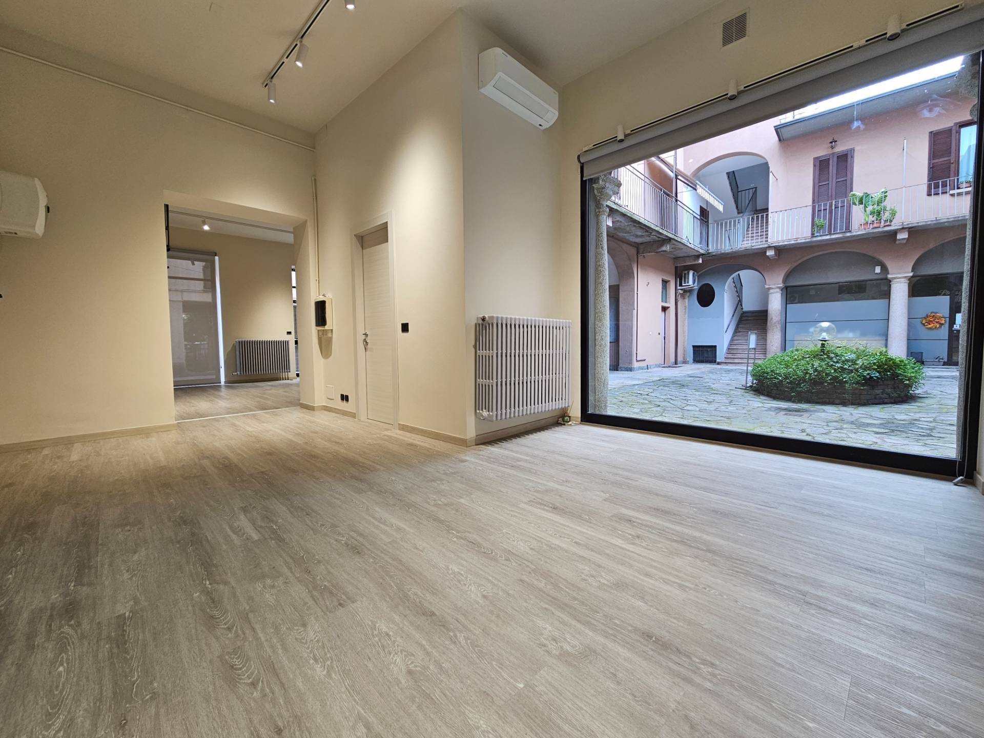 Locale commerciale in affitto a Oleggio