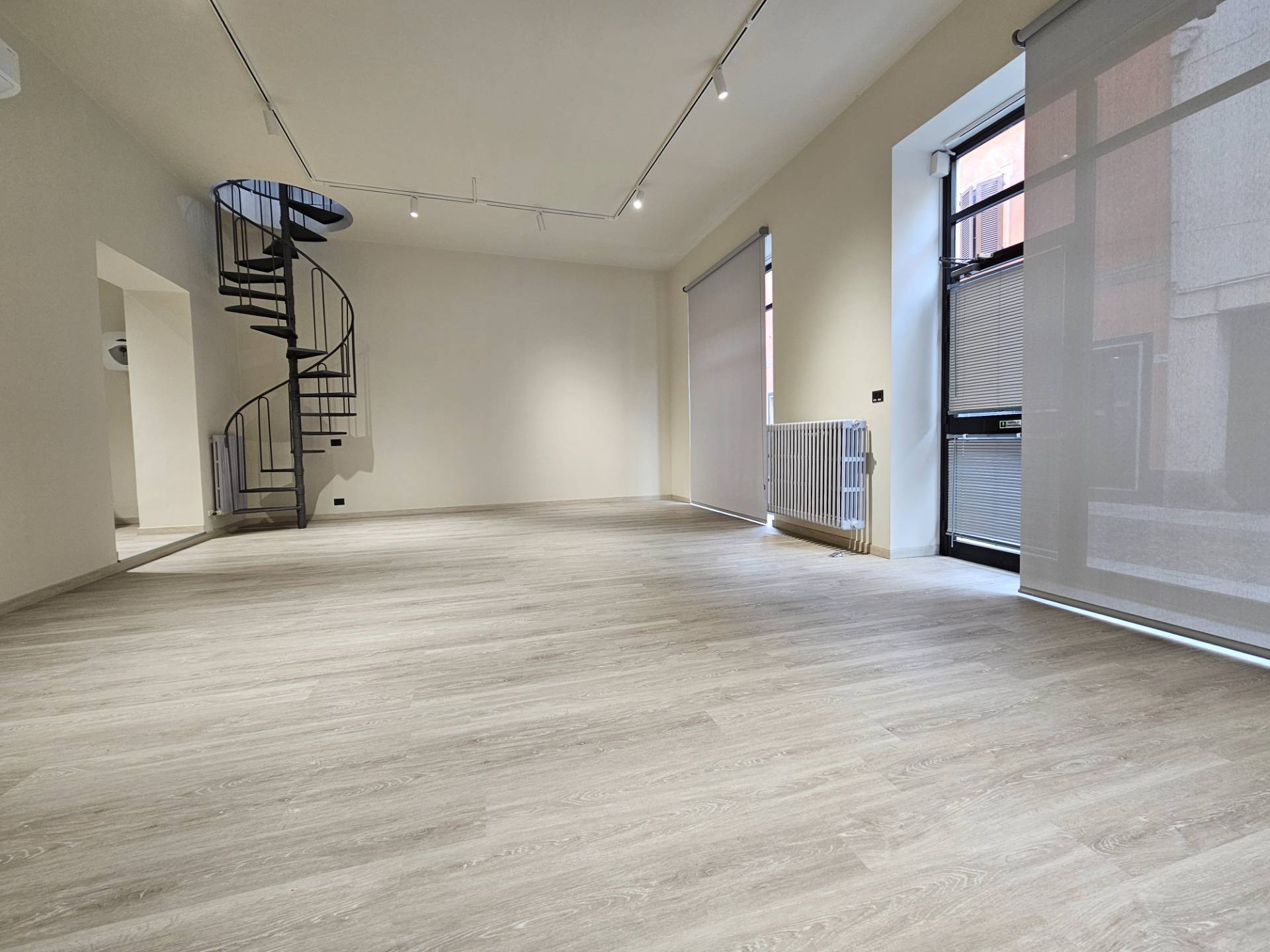 Locale commerciale in affitto a Oleggio