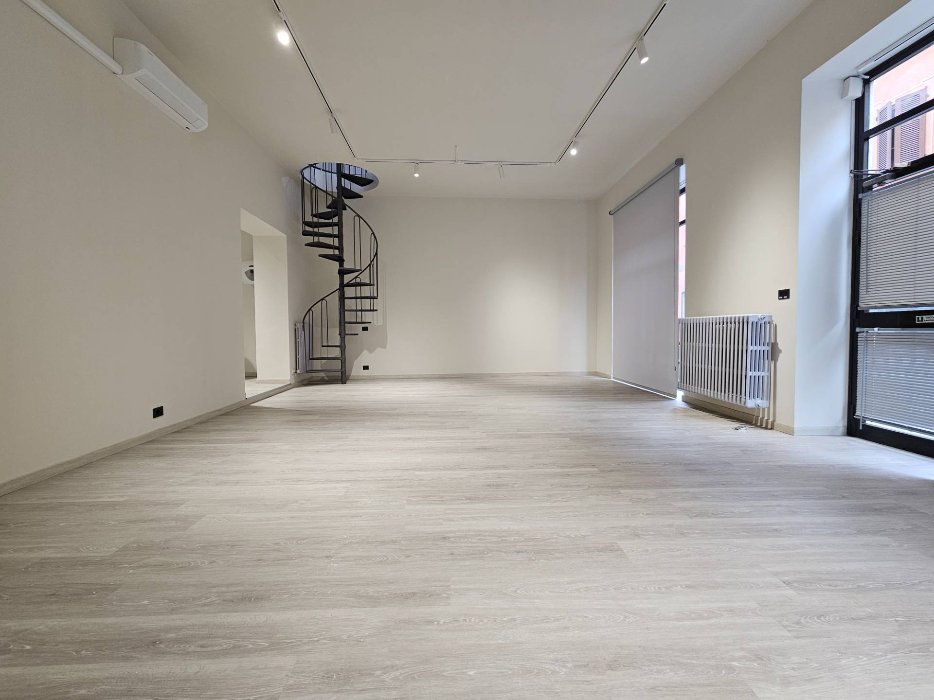 Locale commerciale in affitto a Oleggio