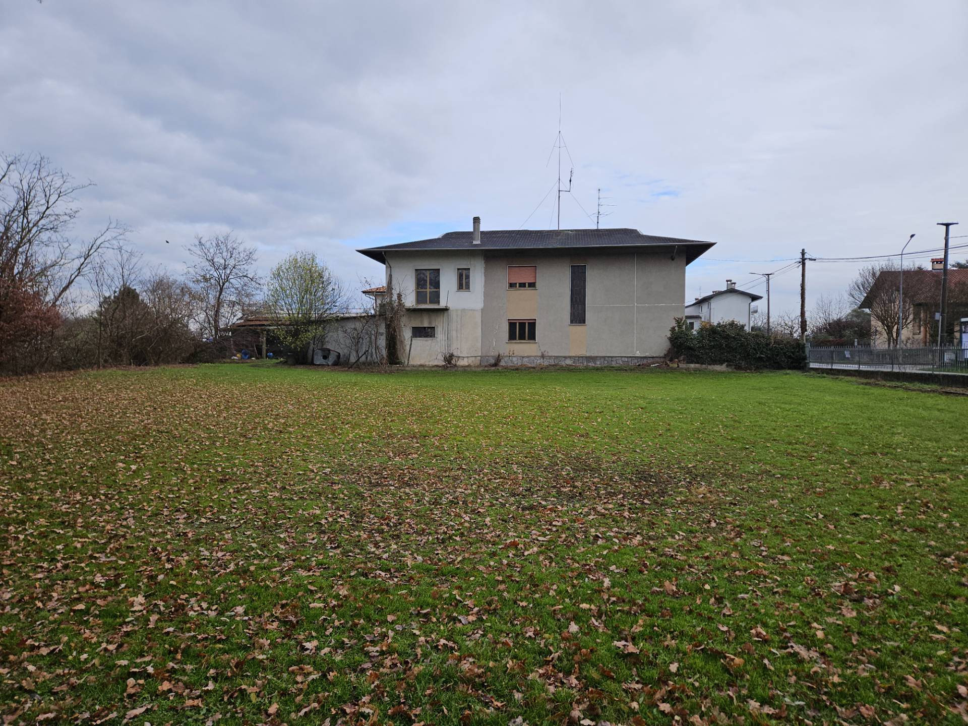 Villa bifamiliare in vendita a Oleggio