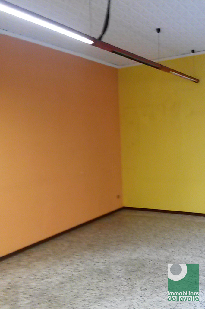 Locale commerciale in affitto a Oleggio