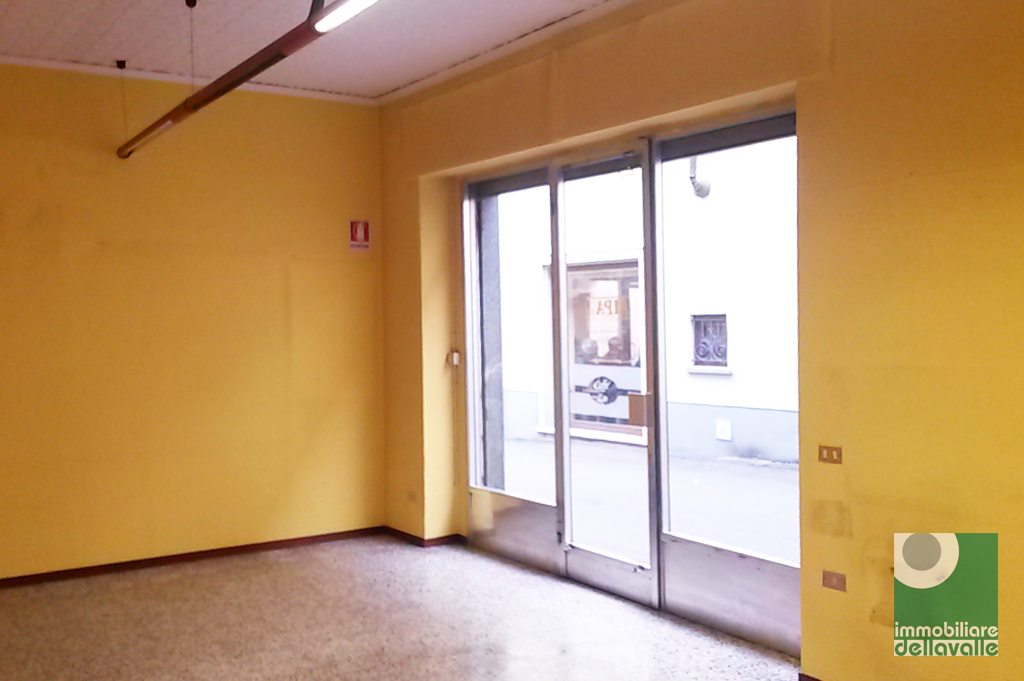 Locale commerciale in affitto a Oleggio