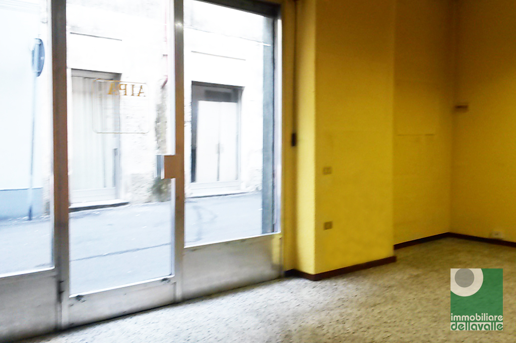 Locale commerciale in affitto a Oleggio