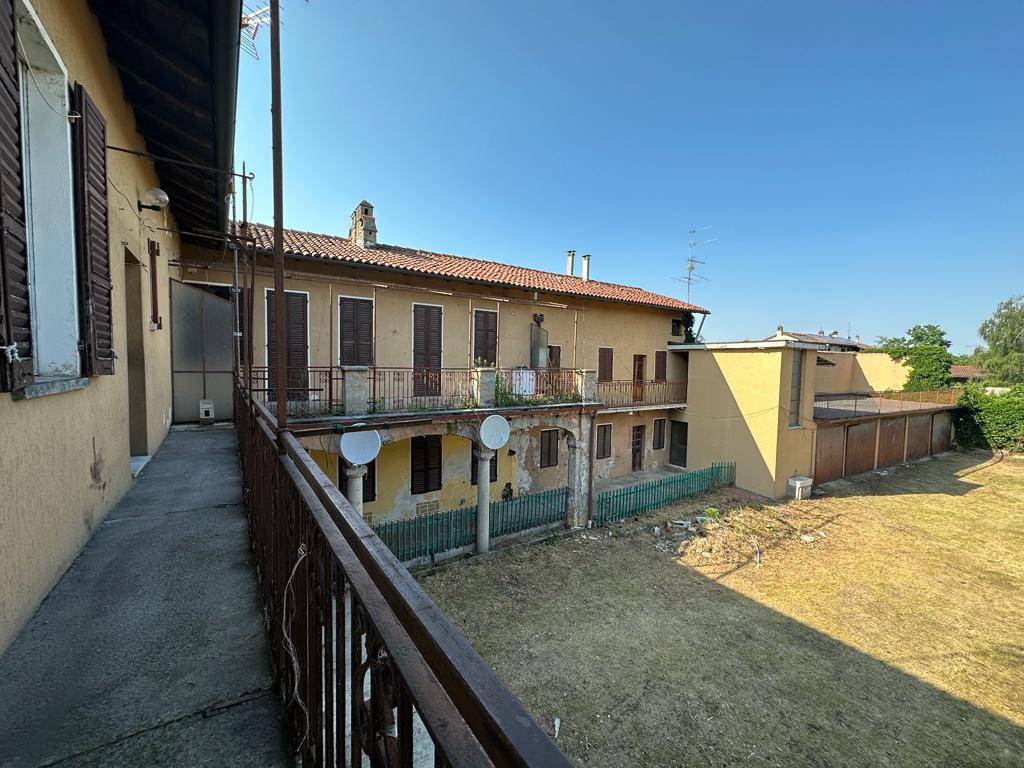 Casa di corte in vendita a Momo