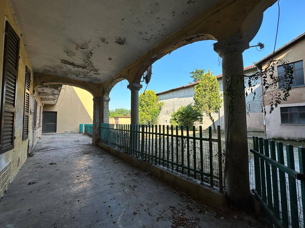 Casa di corte in vendita a Momo