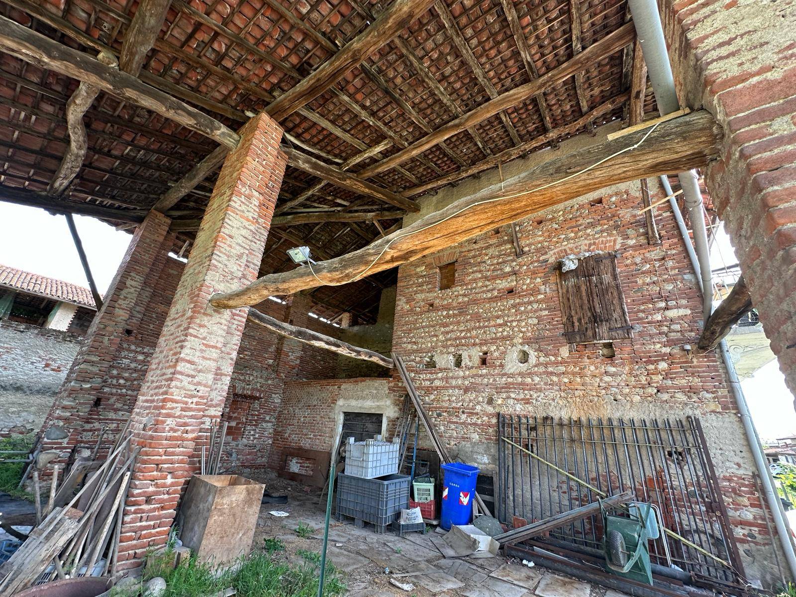 Porzione di cascina in vendita a Oleggio