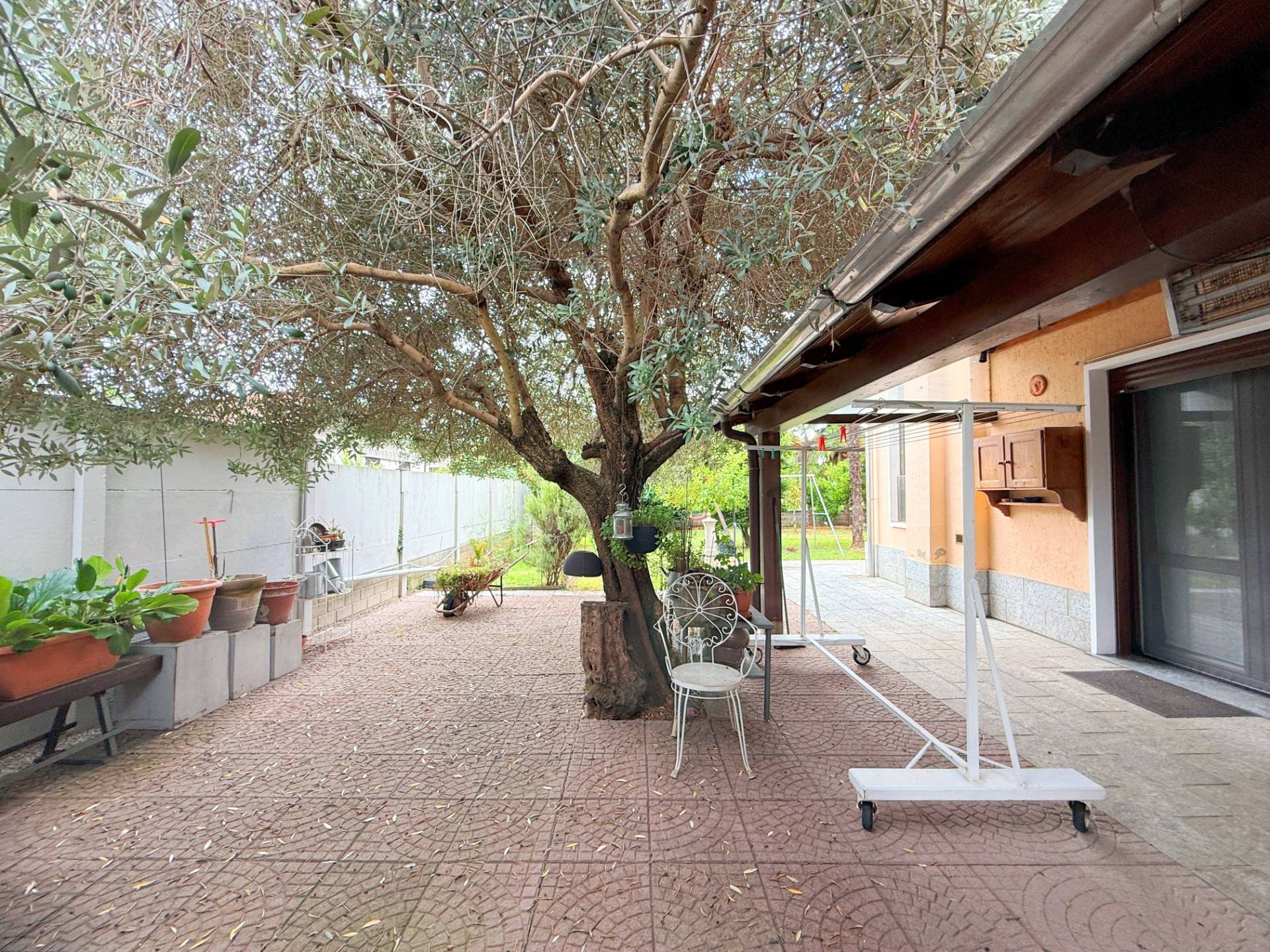 Villa bifamiliare in vendita a Ferno