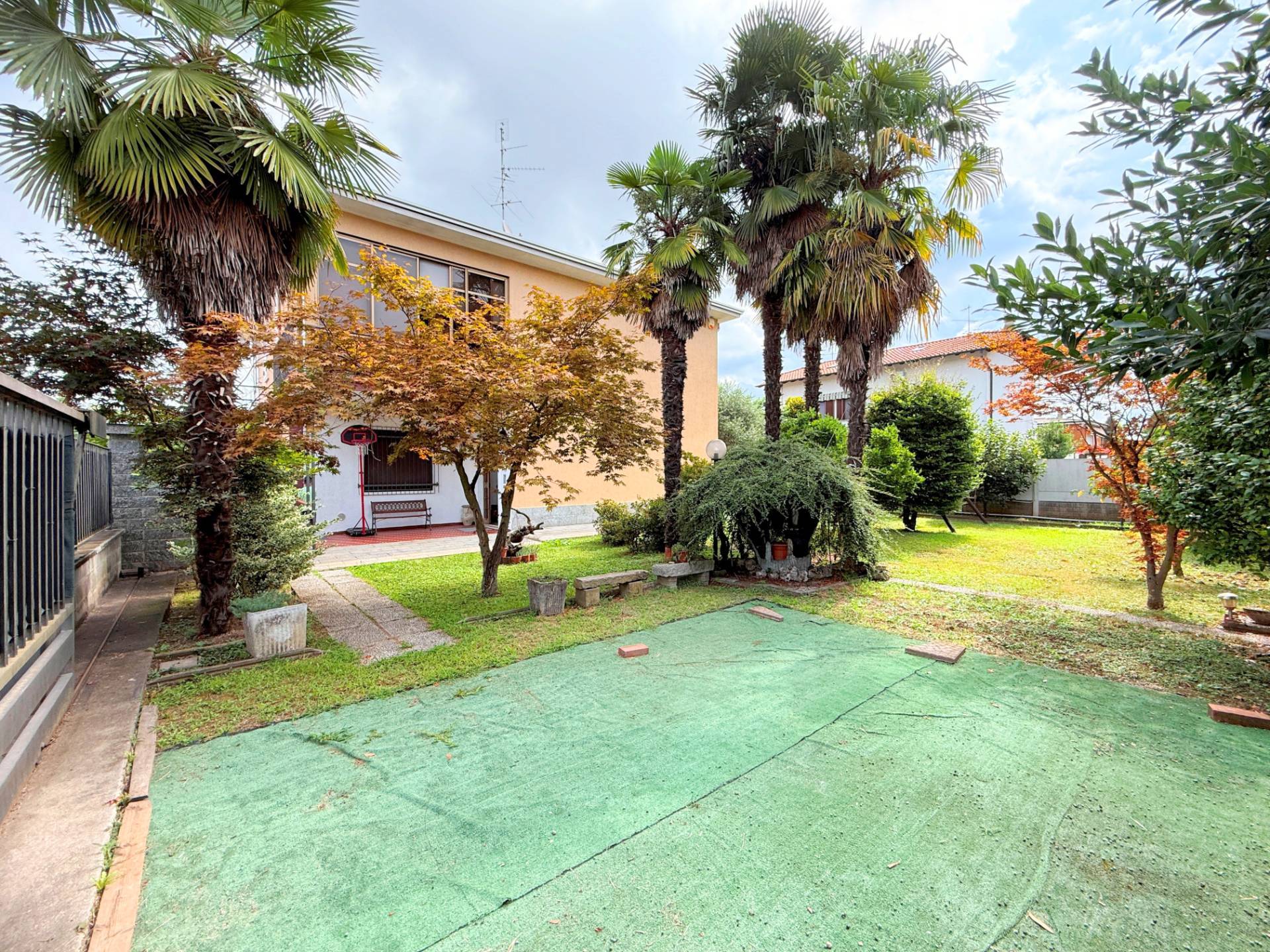 Villa bifamiliare in vendita a Ferno