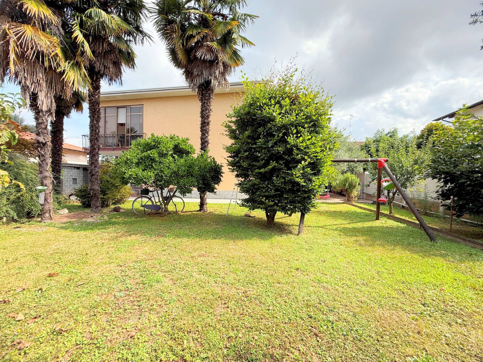 Villa bifamiliare in vendita a Ferno