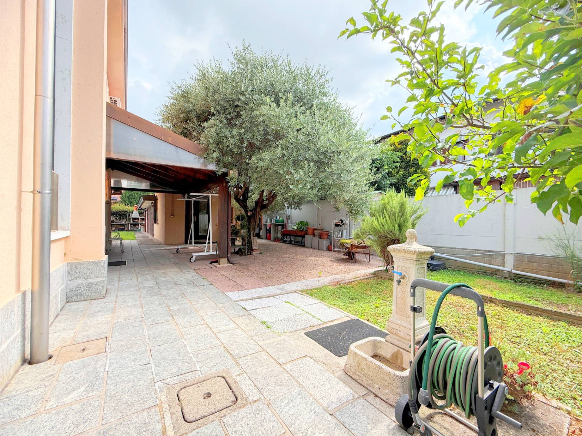 Villa bifamiliare in vendita a Ferno