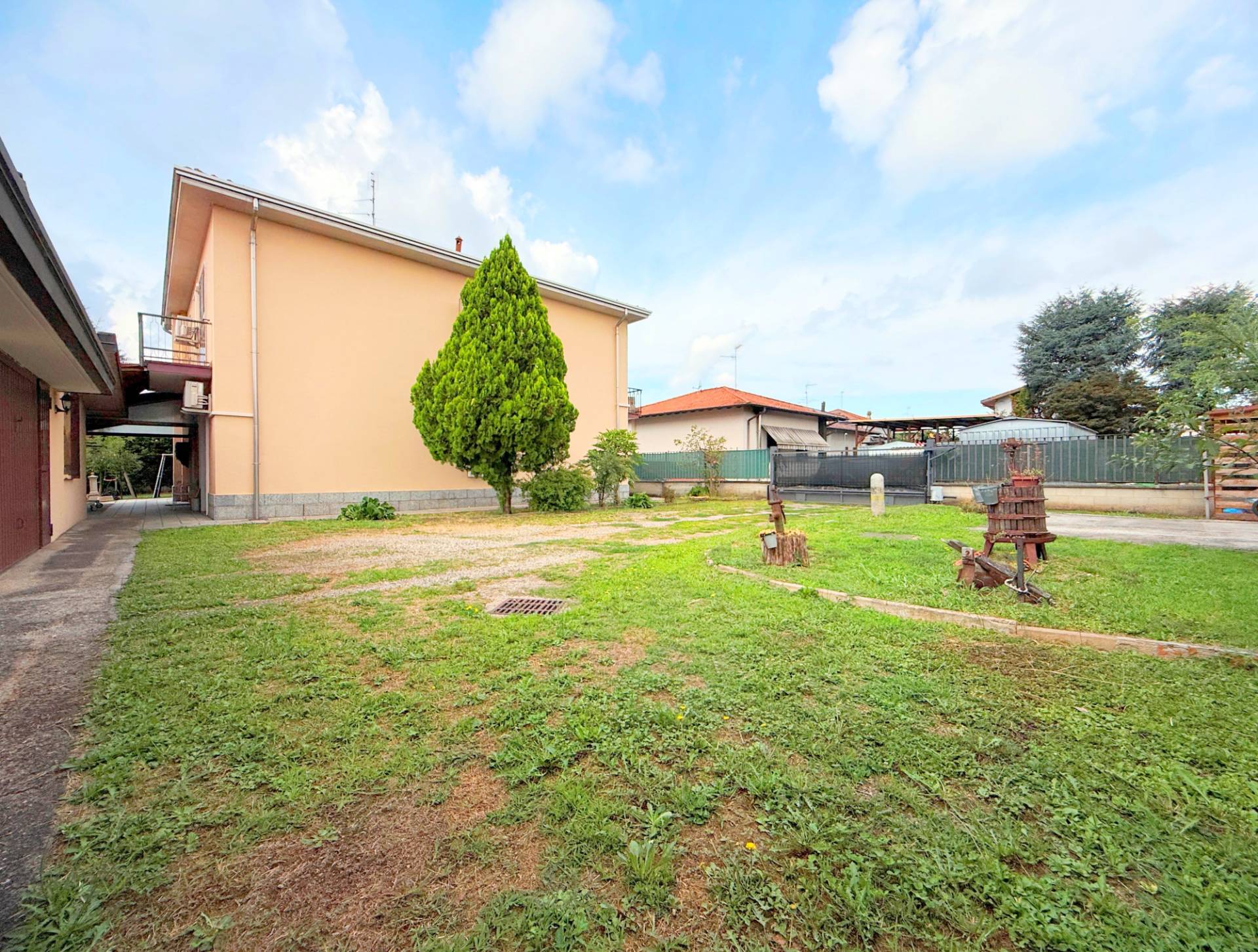 Villa bifamiliare in vendita a Ferno