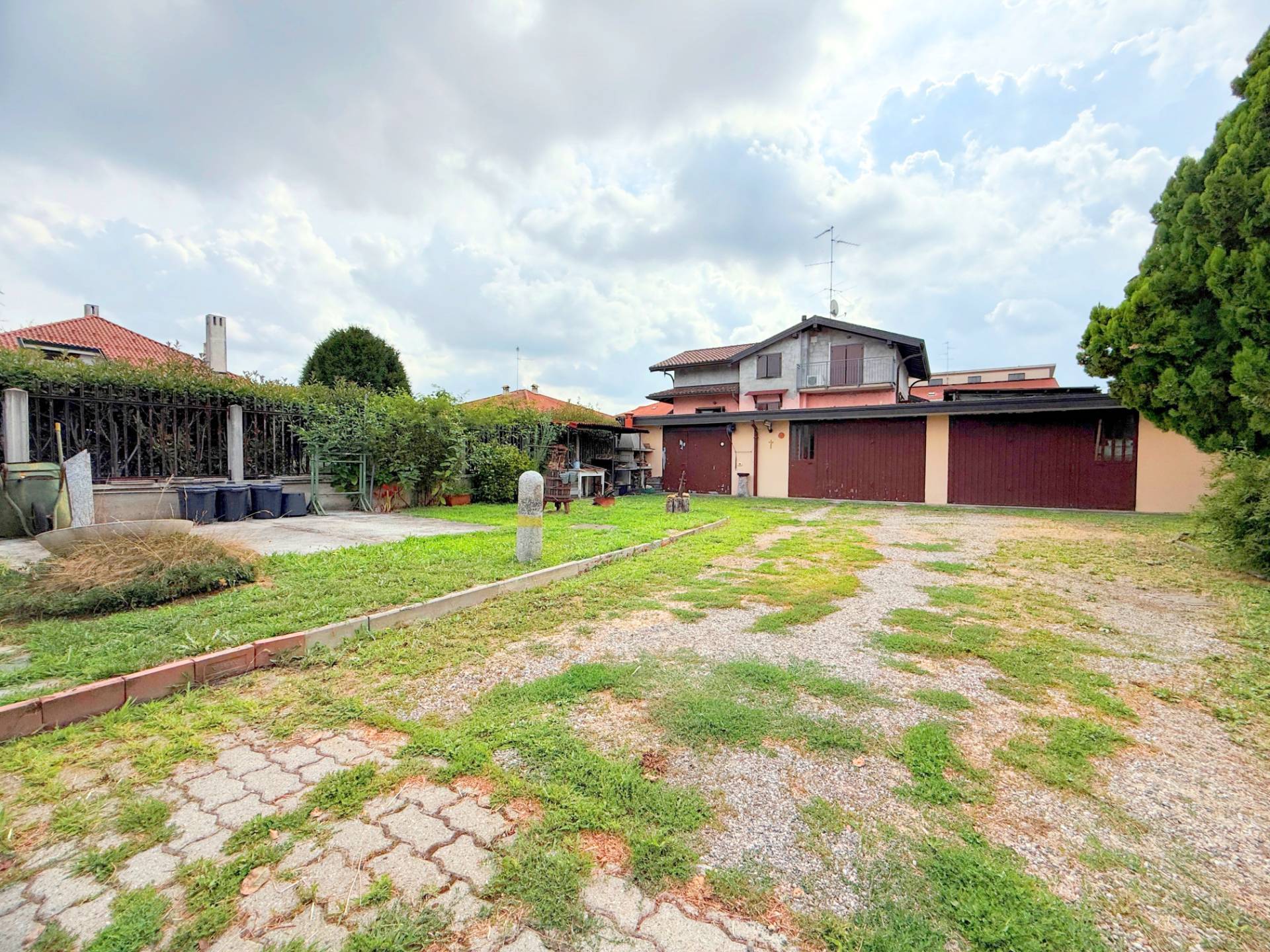 Villa bifamiliare in vendita a Ferno