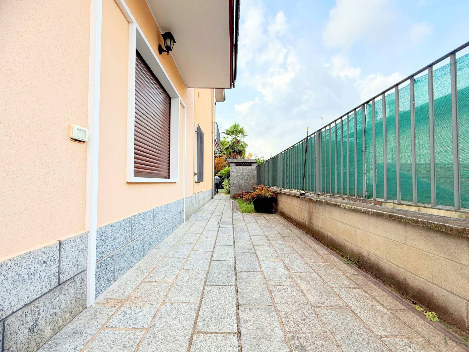 Villa bifamiliare in vendita a Ferno