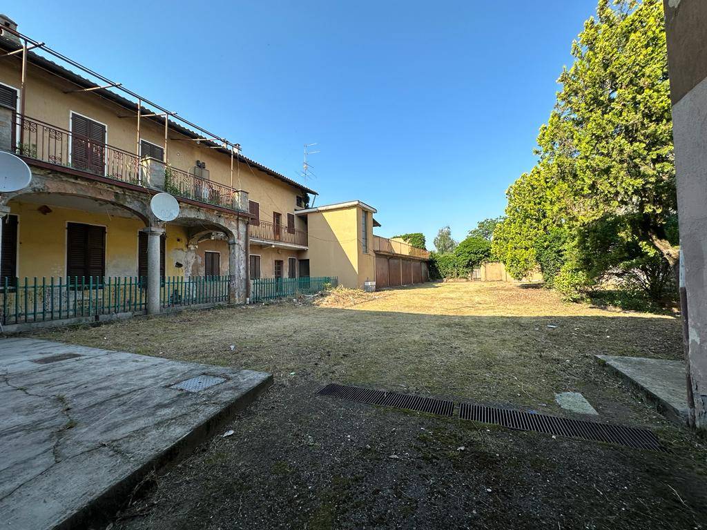 Casa di corte in vendita a Momo