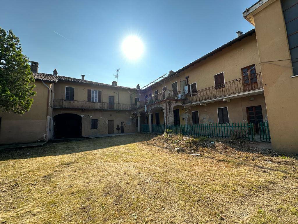 Casa di corte in vendita a Momo