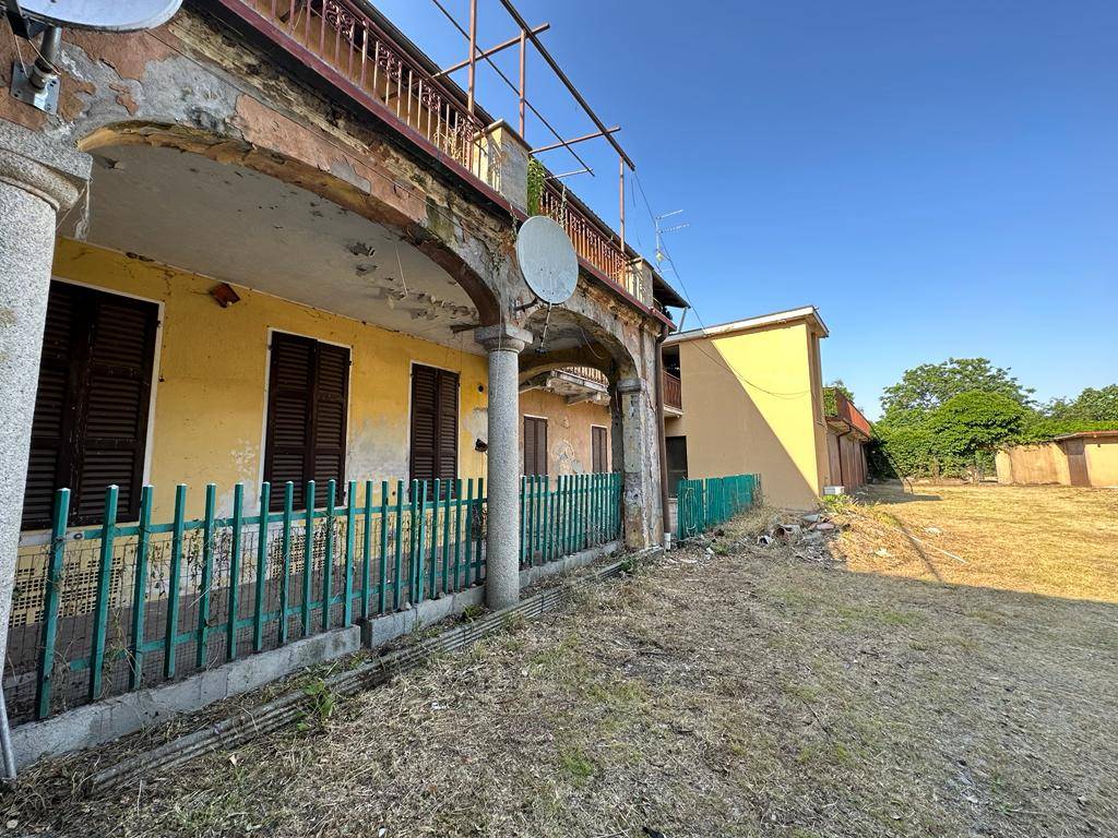 Casa di corte in vendita a Momo