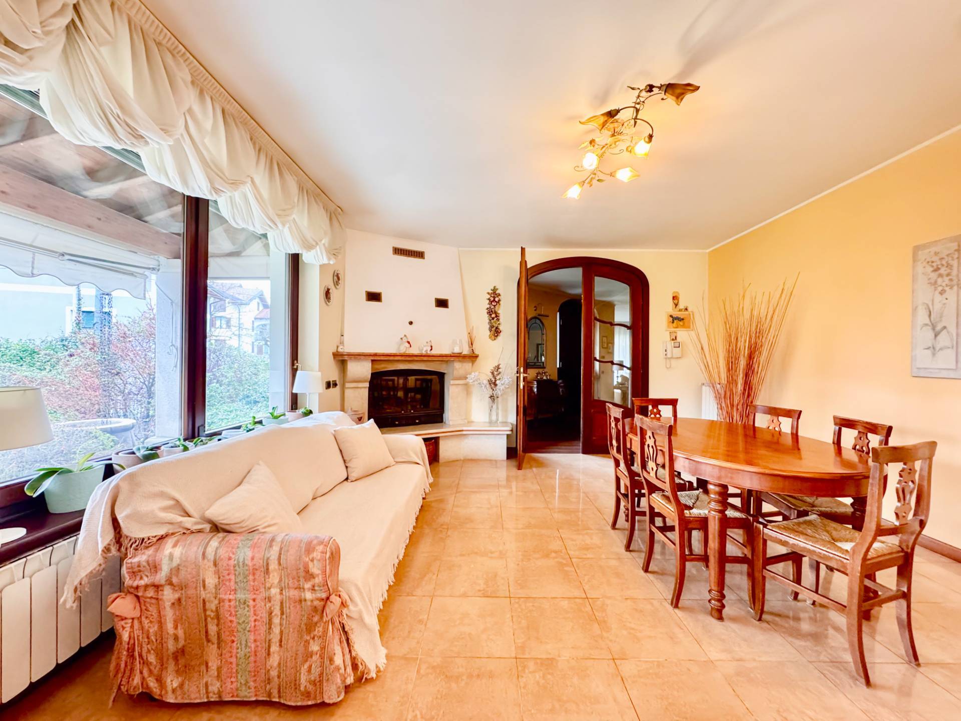 Villa in vendita a Oleggio, vicinanze centro