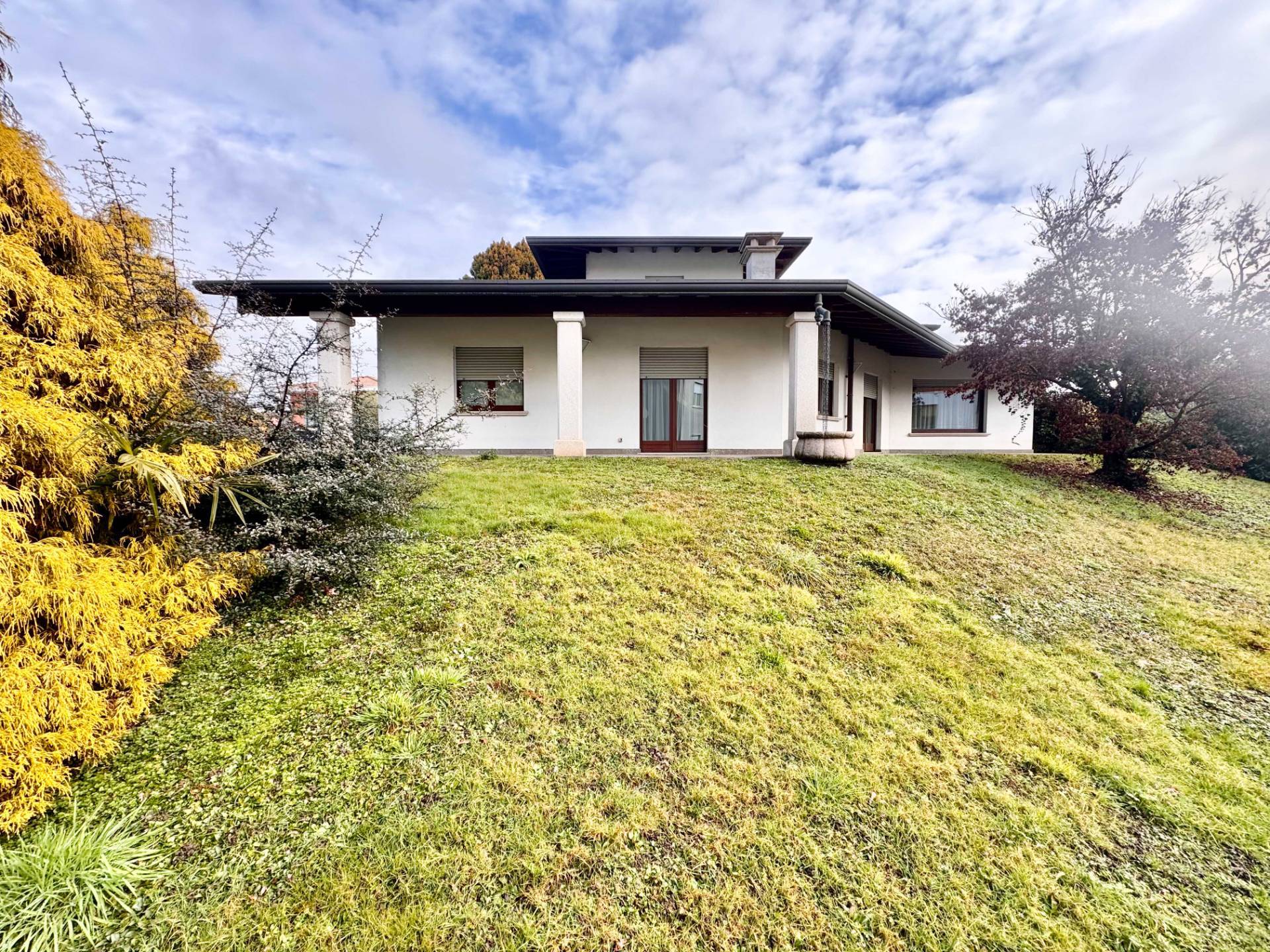 Villa in vendita a Oleggio, vicinanze centro