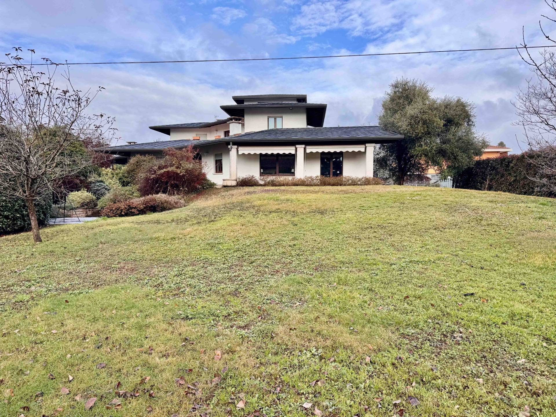 Villa in vendita a Oleggio, vicinanze centro