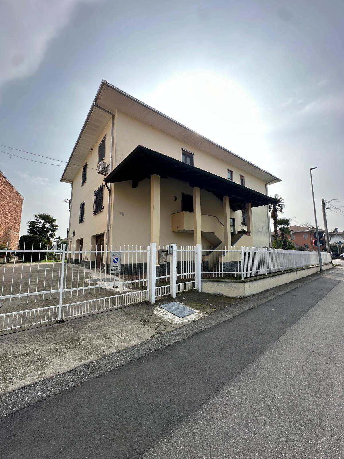 Villa bifamiliare in vendita a Marano Ticino