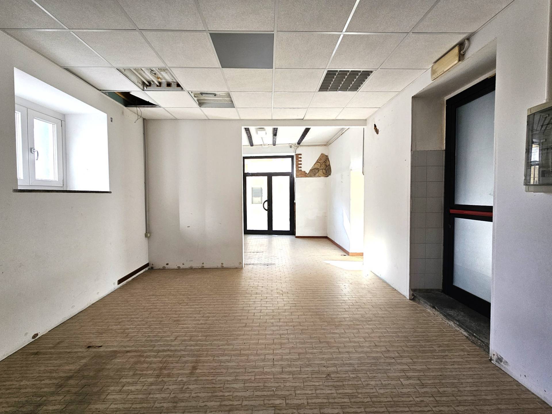 Appartamenti-Negozio/magazzino in affitto a Oleggio