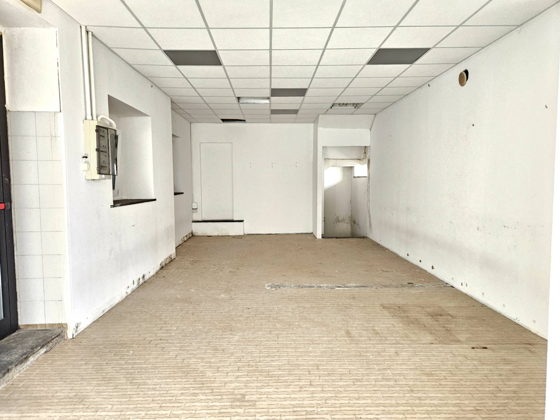 Appartamenti-Negozio/magazzino in affitto a Oleggio