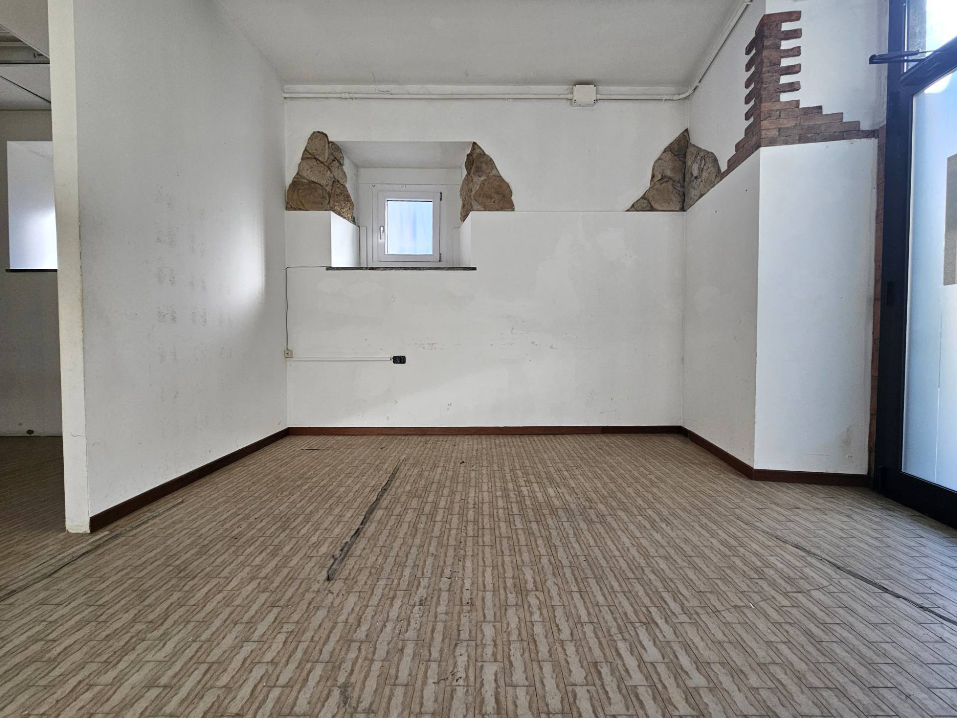 Appartamenti-Negozio/magazzino in affitto a Oleggio