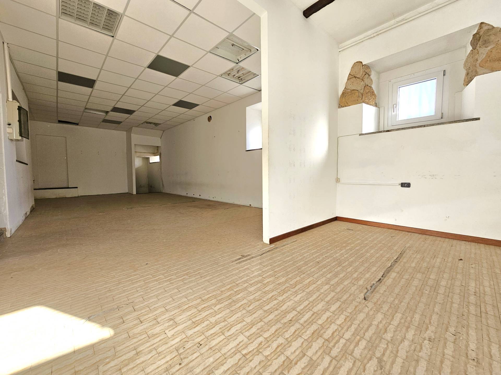 Appartamenti-Negozio/magazzino in affitto a Oleggio