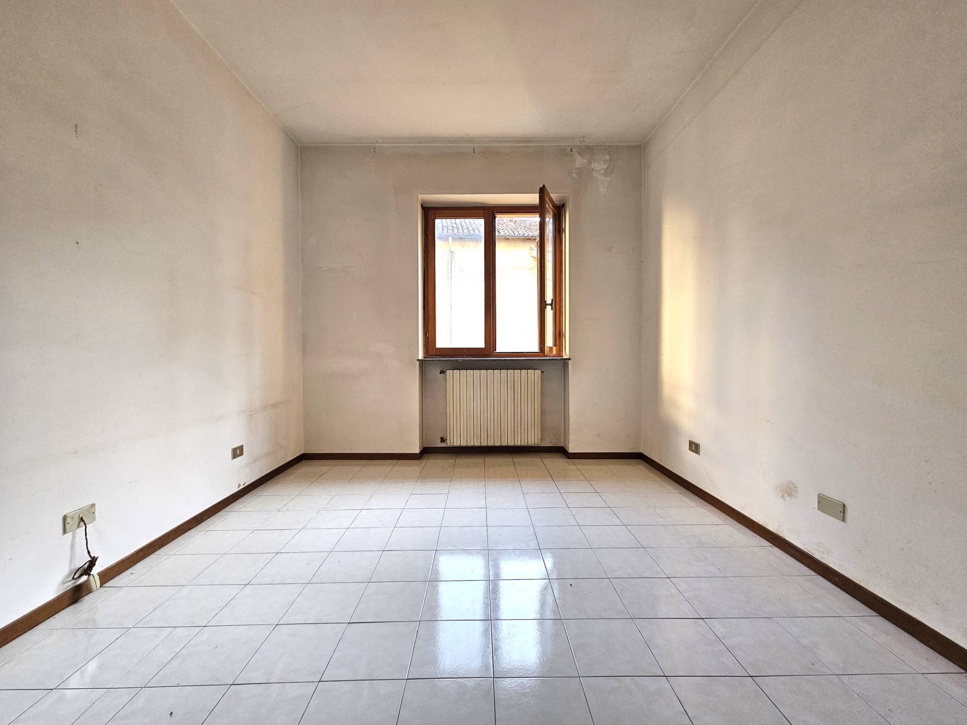 Appartamento in vendita a Oleggio, vicinanze centro