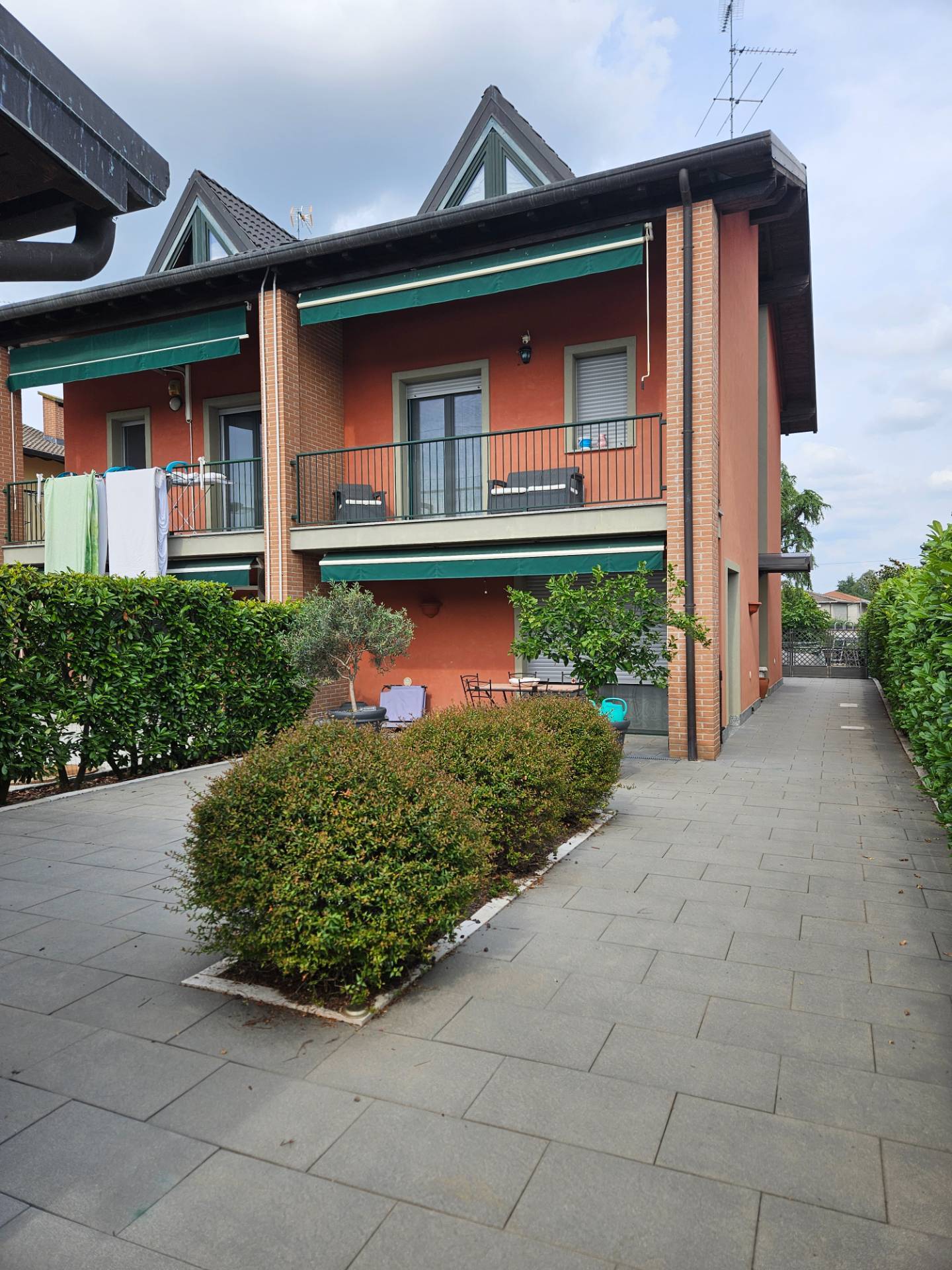 Villa bifamiliare in vendita a Oleggio, vicinanze centro