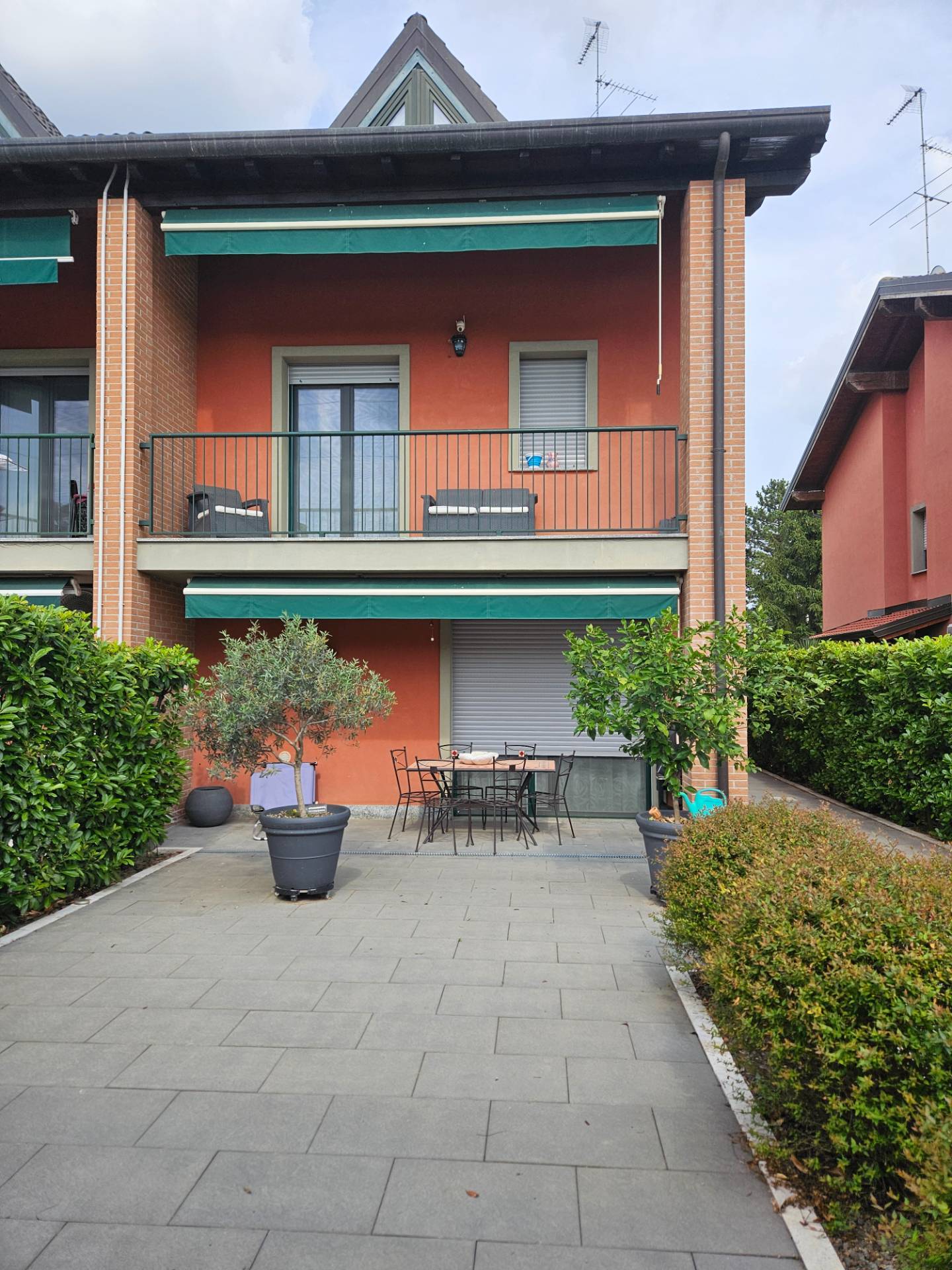 Villa bifamiliare in vendita a Oleggio, vicinanze centro