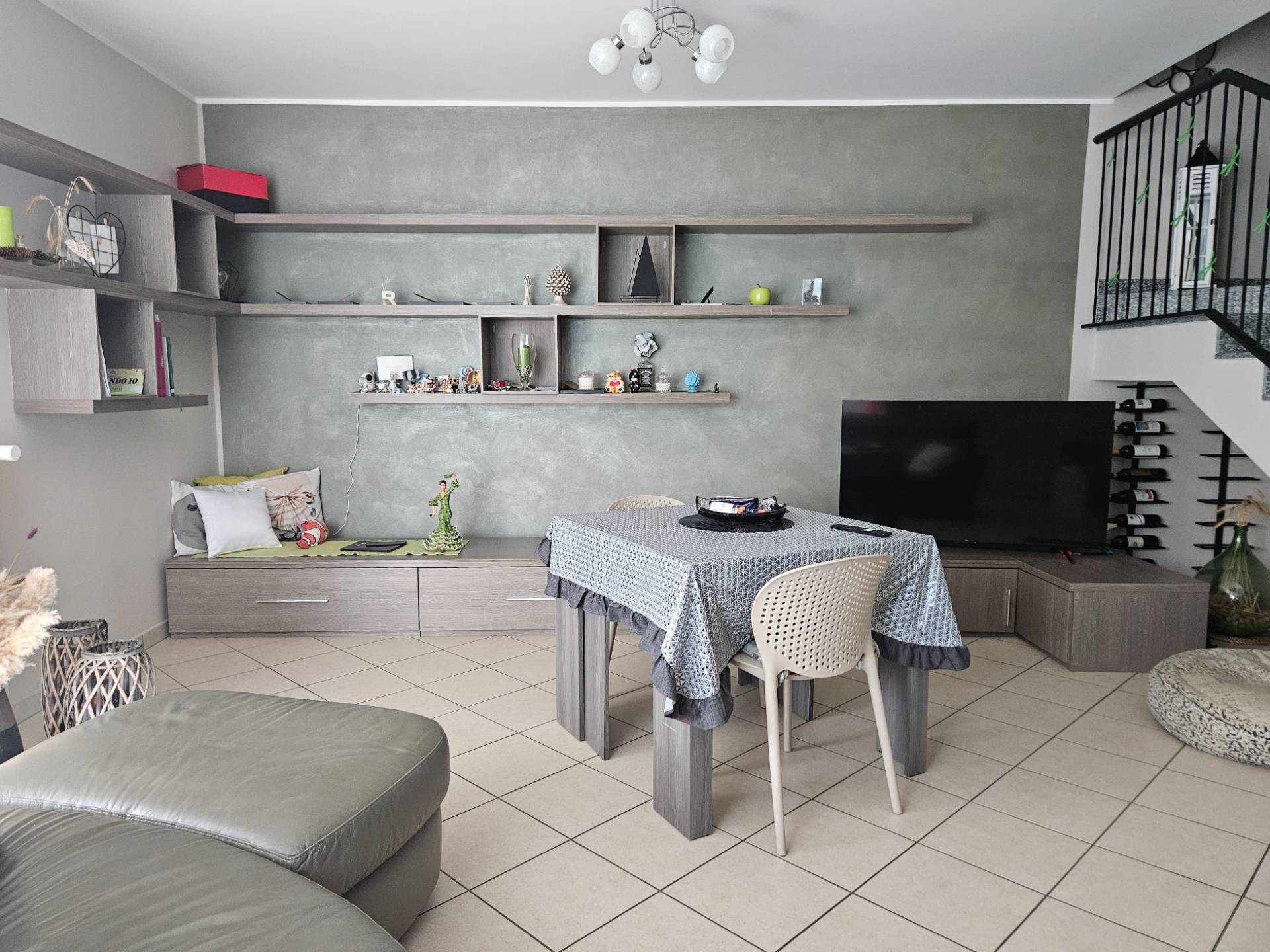 Villa bifamiliare in vendita a Oleggio, vicinanze centro