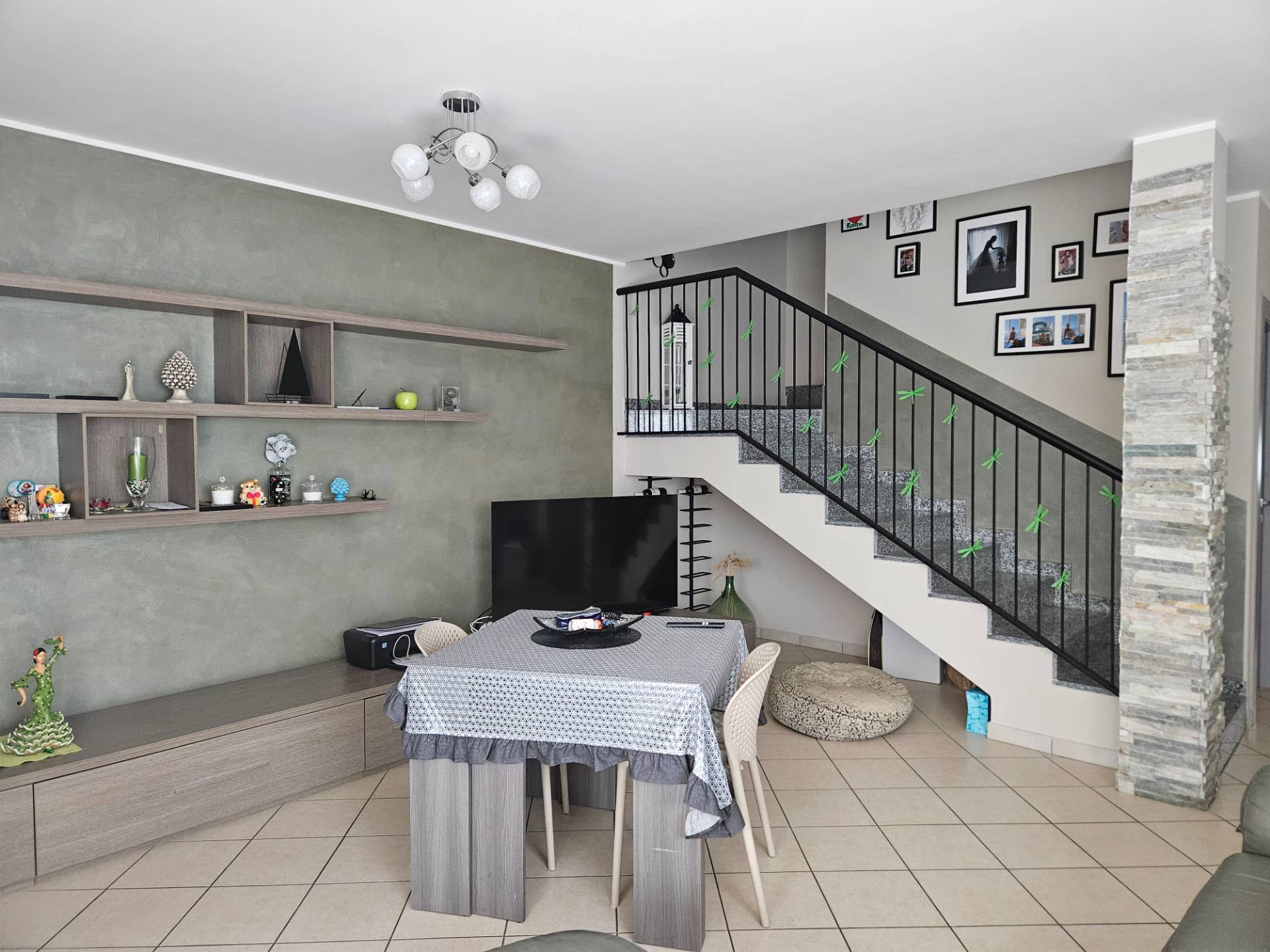 Villa bifamiliare in vendita a Oleggio, vicinanze centro