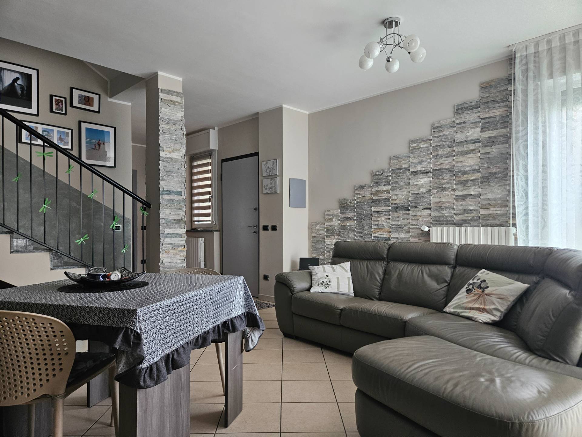 Villa bifamiliare in vendita a Oleggio, vicinanze centro